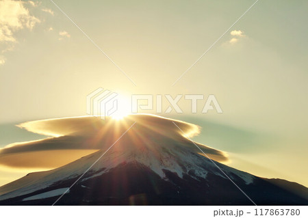 ダイヤモンド富士と笠富士 ダイヤモンド富士と笠富士 117863780