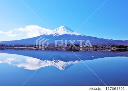 冬の青空と逆さ富士 117863801