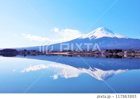 冬の青空と逆さ富士 117863803