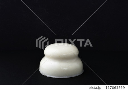黒背景の鏡餅 コピースペースあり 黒背景の鏡餅 コピースペースあり 117863869