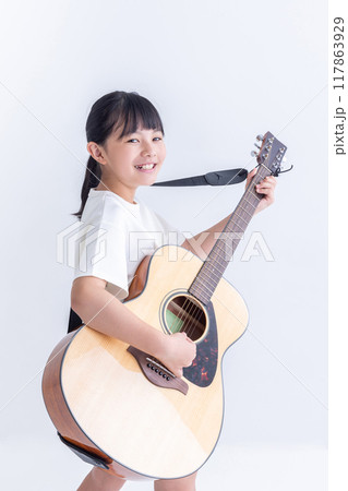 ギターを演奏する女の子　girl with a guitar 117863929