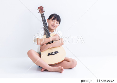 ギターを抱える女の子　girl with a guitar 117863932
