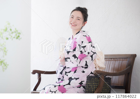 浴衣を着たまとめ髪のかわいい日本人女性　使いやすい白背景(白バック）カメラ目線 117864022