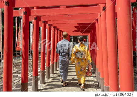 鳥居の連なる神社を散歩する浴衣姿の外国人カップル 鳥居の連なる神社を散歩する浴衣姿の外国人カップル 117864027