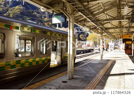 群馬県安中市　信越本線横川駅プラットホームと停車車輛と峠の釜めしおぎのや売店 117864326