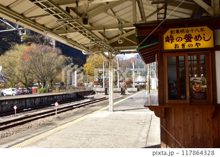 群馬県安中市　信越本線横川駅プラットホームと峠の釜めしおぎのや売店 117864328