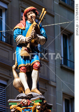 Piper Fountain (Pfeiferbrunnen) in the old city of Bern, Switzerland. The fountain was built in 1545-1546. Author Hans Ging 117864856