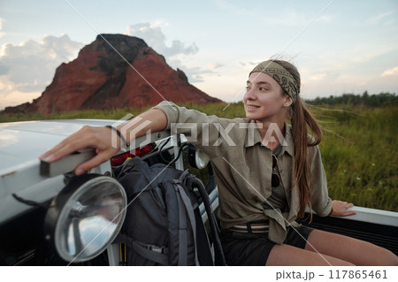 Girl traveling on summer vacation Girl traveling on summer vacation 117865461