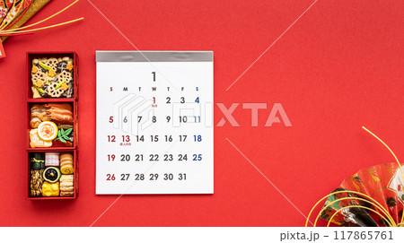 1月のカレンダーとお節料理　お正月の写真素材 117865761