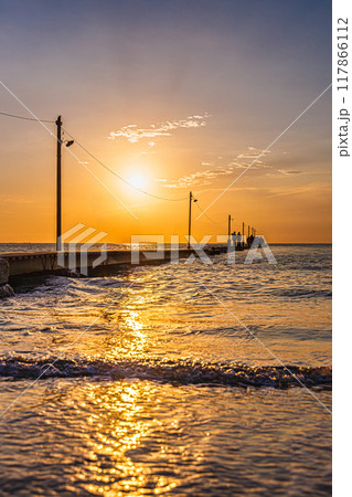夕暮れの海に沈む夕日 夕暮れの海に沈む夕日 117866112