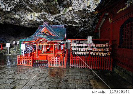 宮崎県日南市　鵜戸神宮　皇子神社と兎の絵馬 117866142