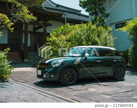 寺の前に駐車する車 117866593