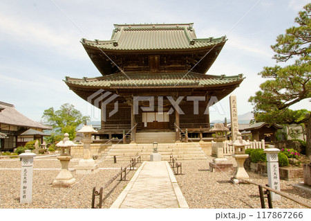 春霞の空と玉泉寺の本堂 春霞の空と玉泉寺の本堂 117867266
