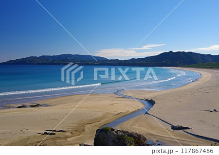 青空を背景に白波打ち寄せる高知県土佐清水市大岐の浜展望所からの風景 Ver1 青空を背景に白波打ち寄せる高知県土佐清水市大岐の浜展望所からの風景 Ver1 117867486