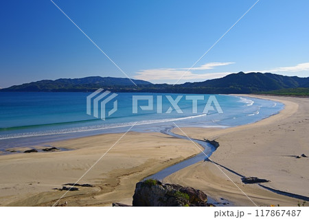 青空を背景に白波打ち寄せる高知県土佐清水市大岐の浜展望所からの風景　Ver2 117867487