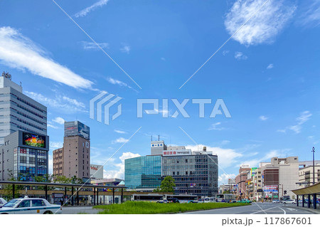 大分駅前ロータリーと市街地 117867601