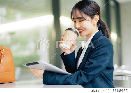 カフェのテラスでタブレットを使う女性 117868485