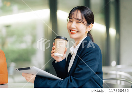 カフェのテラスでタブレットを使う女性 117868486