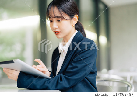 カフェのテラスでタブレットを使う女性 カフェのテラスでタブレットを使う女性 117868487