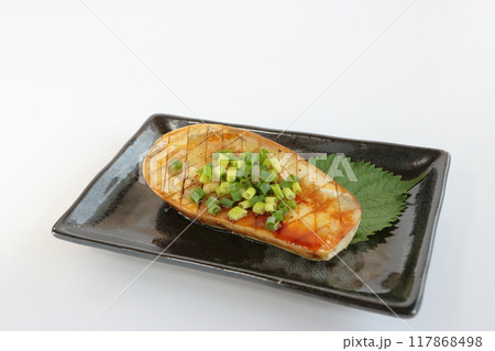 白ナスのステーキ風　白背景 117868498