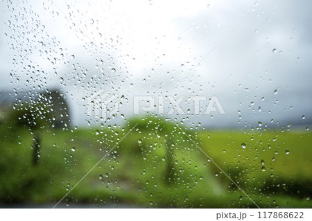 雨の日 車の窓 天候 天気 イメージ 素材 117868622