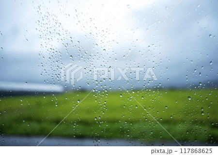 雨の日 車の窓 天候 天気 イメージ 素材 雨の日 車の窓 天候 天気 イメージ 素材 117868625