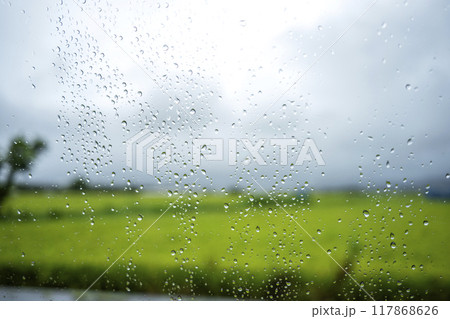 雨の日 車の窓 天候 天気 イメージ 素材 117868626