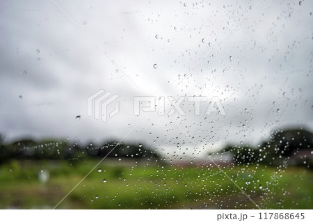 雨の日 車の窓 天候 天気 イメージ 素材 117868645