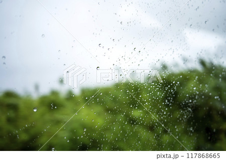 雨の日 車の窓 天候 天気 イメージ 素材 117868665