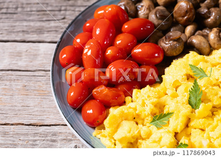 Homemade scrambled eggs with mushrooms and cherry tomatoes 117869043
