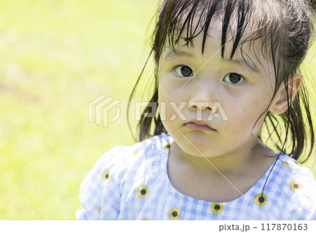 困った表情で見つめる女の子 困った表情で見つめる女の子 117870163