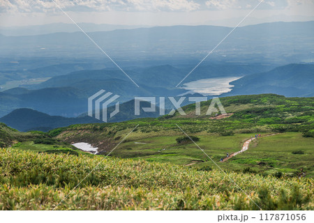 初夏の散策路から下界を望む 117871056