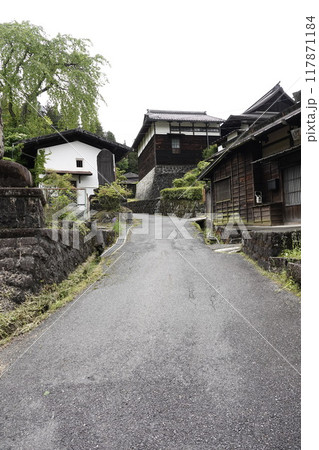 妻籠宿の古い町並み 117871184