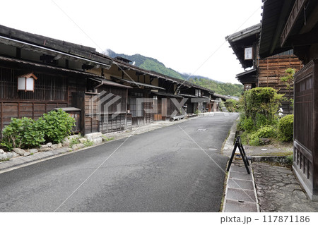 妻籠宿の古い町並みと遠くに見える山並み 妻籠宿の古い町並みと遠くに見える山並み 117871186