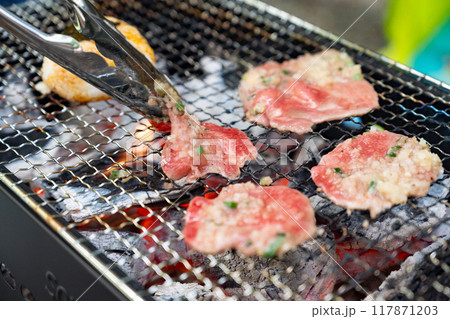 牛タン! みんな楽しいバーベキュー 牛タン! みんな楽しいバーベキュー 117871203