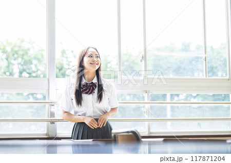 教室の窓際の女子高生のポートレート 117871204