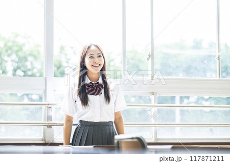 教室の窓際の女子高生のポートレート 117871211