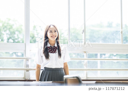 教室の窓際の女子高生のポートレート 教室の窓際の女子高生のポートレート 117871212