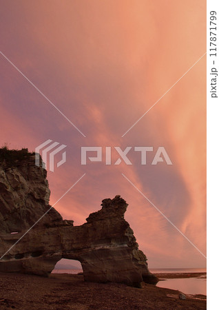 夏の北海道乙部町で滝瀬海岸くぐり岩の夕景を撮影 夏の北海道乙部町で滝瀬海岸くぐり岩の夕景を撮影 117871799