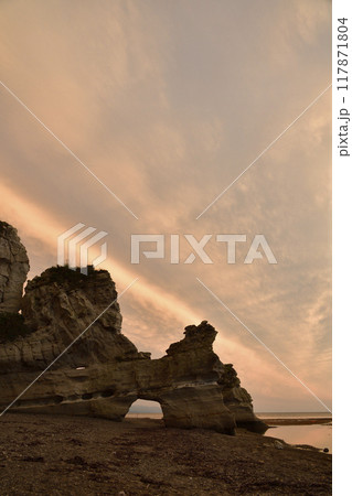 夏の北海道乙部町で滝瀬海岸くぐり岩の夕景を撮影 117871804