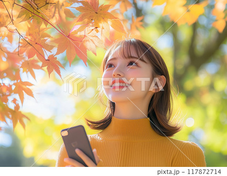 紅葉を撮影する女性	 117872714