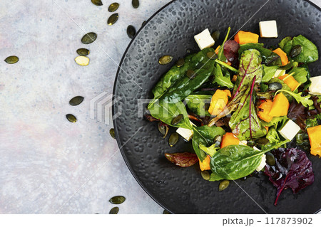 Autumn pumpkin salad. 117873902