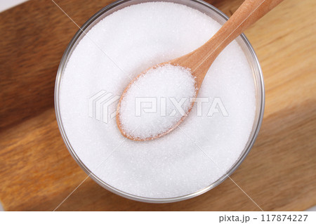 透明な皿に入ったグラニュ糖 117874227