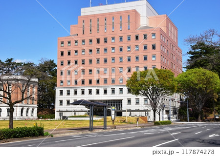 前橋市 群馬県警察本部と群馬県庁昭和庁舎と新緑 前橋市 群馬県警察本部と群馬県庁昭和庁舎と新緑 117874278