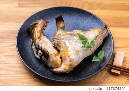 カンパチアラの塩麹焼き 117874392