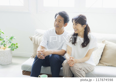 リビングのミドル夫婦 117874598