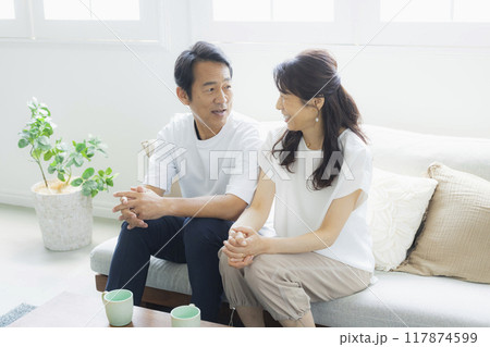 リビングのミドル夫婦 リビングのミドル夫婦 117874599