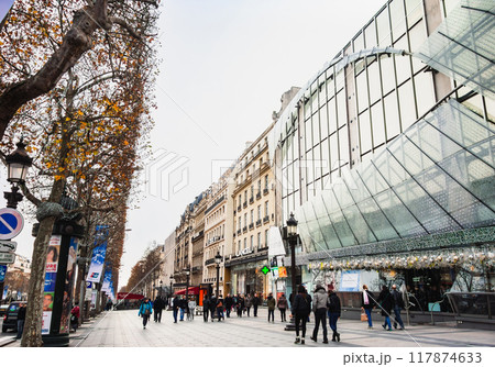 クリスマスのパリ　シャンゼリゼ通り 117874633