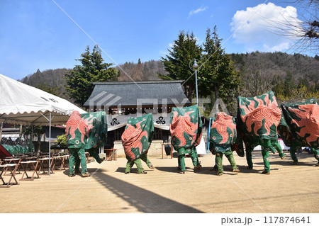 日本の岐阜県の高山市 春の高山祭の伝統芸能 神社に奉納する獅子舞 祭りの衣装を着て集団で踊る後ろ姿 日本の岐阜県の高山市 春の高山祭の伝統芸能 神社に奉納する獅子舞 祭りの衣装を着て集団で踊る後ろ姿 117874641