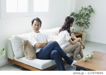 リビングのミドル夫婦 リビングのミドル夫婦 117874685